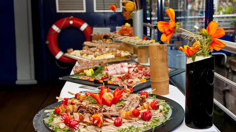 Intérieur d'une charcuterie-traiteur avec plateau de charcuterie artisanale au premier plan