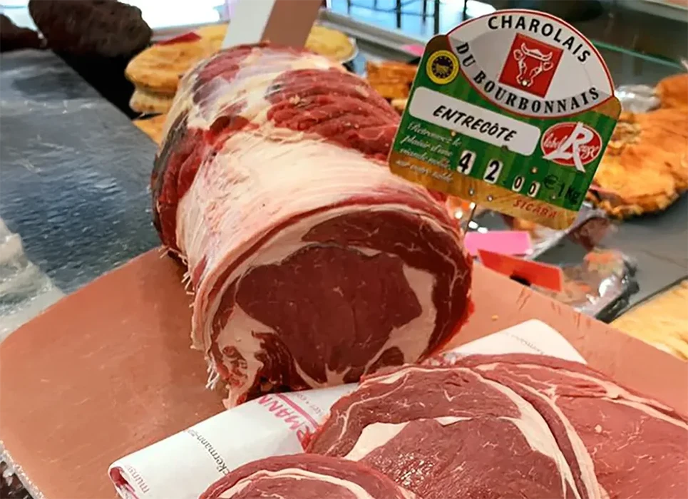 Intérieur d'une boucherie avec comptoir de présentation