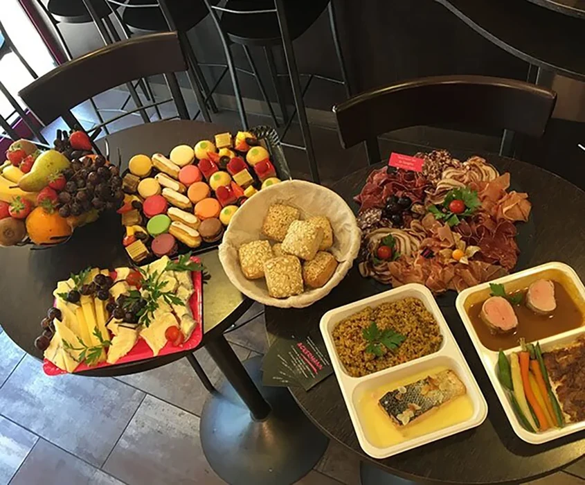 Plateau de service traiteur disposé sur table avec chaises en intérieur