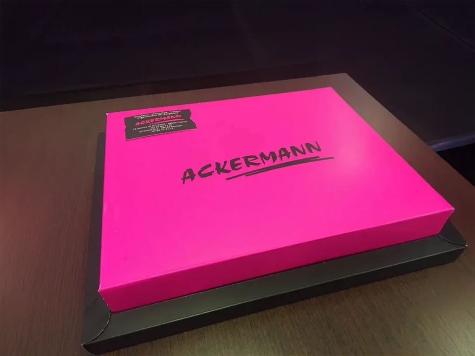 Scène intérieure de dégustation gastronomique avec planches de charcuterie et fromages disposées sur table sombre