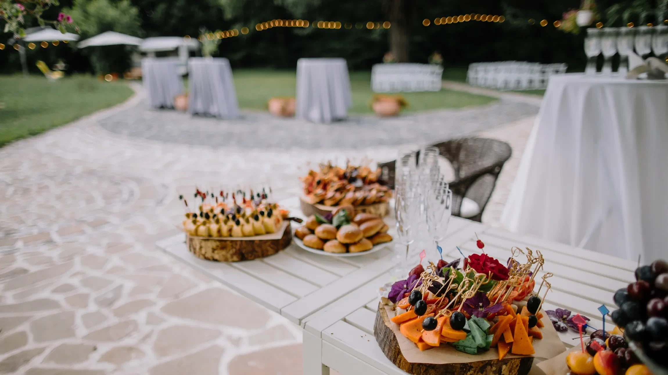 Salle de réception élégante avec tables dressées pour banquet