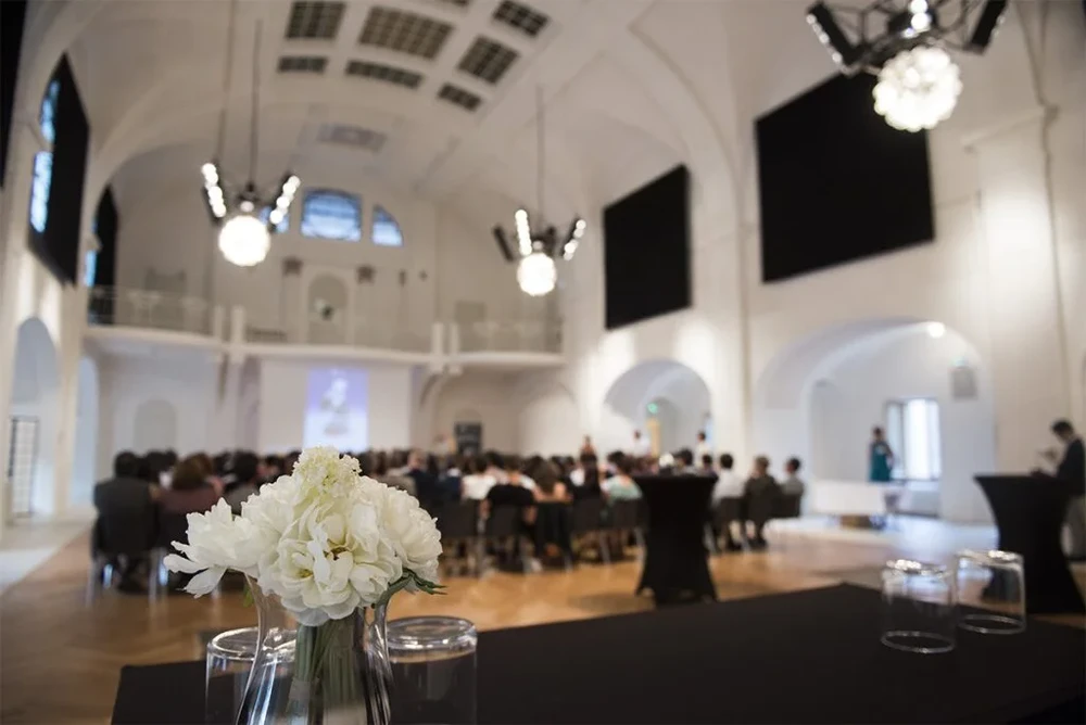 Buffet traiteur en intérieur avec plateau de charcuteries, fromages et amuse-bouches disposés sur table noire