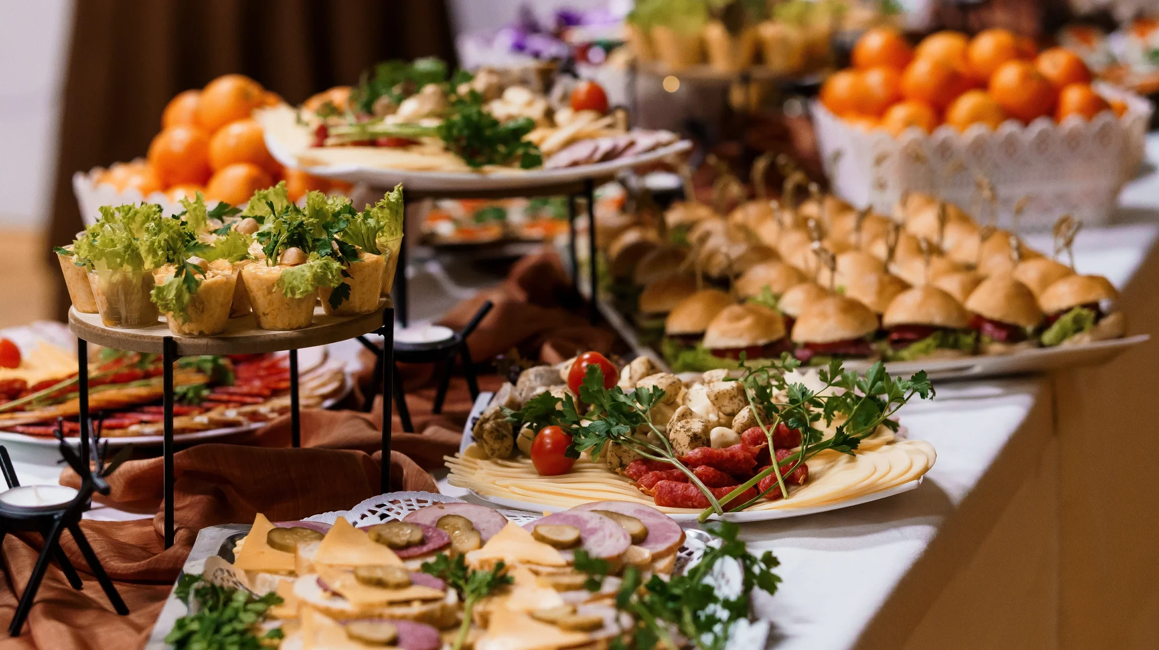 Salle à manger élégante avec table dressée pour réception
