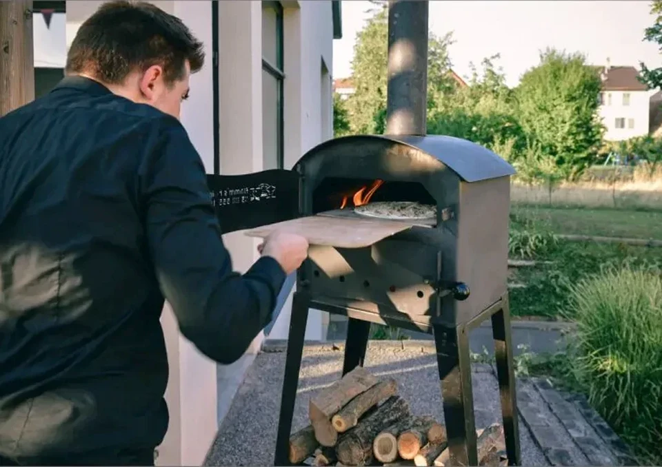 Père et jeune fils cuisinent ensemble dans cuisine moderne, souriant pendant préparation pâte