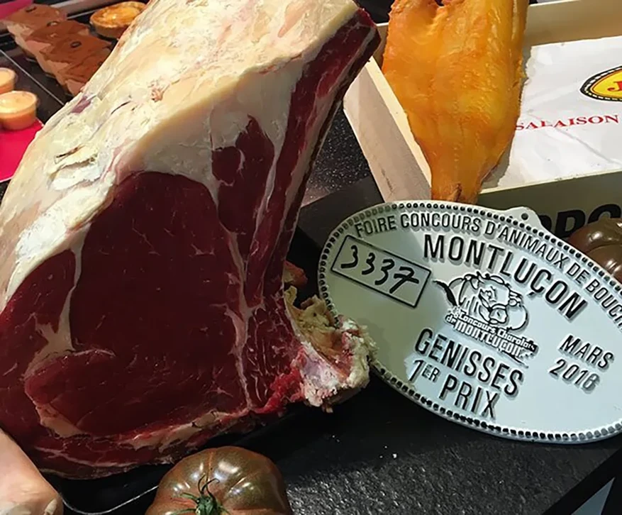 Intérieur d'une boucherie avec comptoir de présentation