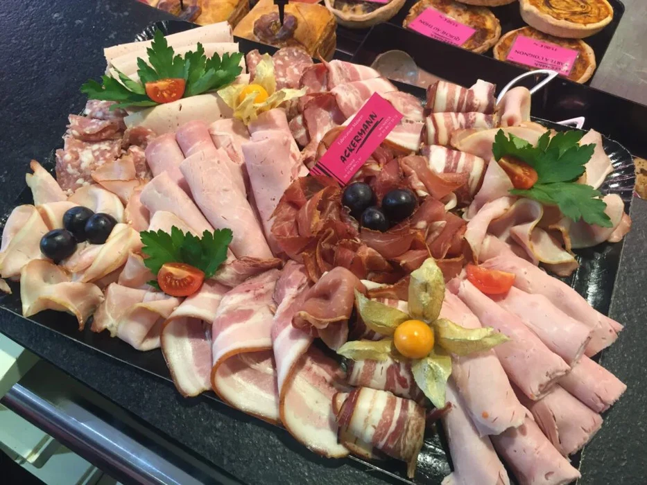 Étal de boucherie avec pièces de viande bovine exposées sur billot en bois