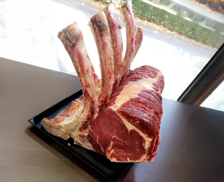 Plateau de charcuterie artisanale présenté sur ardoise noire dans une boucherie-traiteur