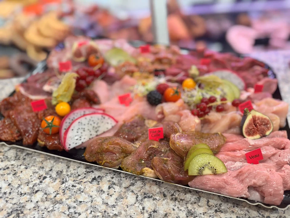 Assortment d'amuse-bouches et canapés disposés sur surface blanche avec ingrédients éparpillés