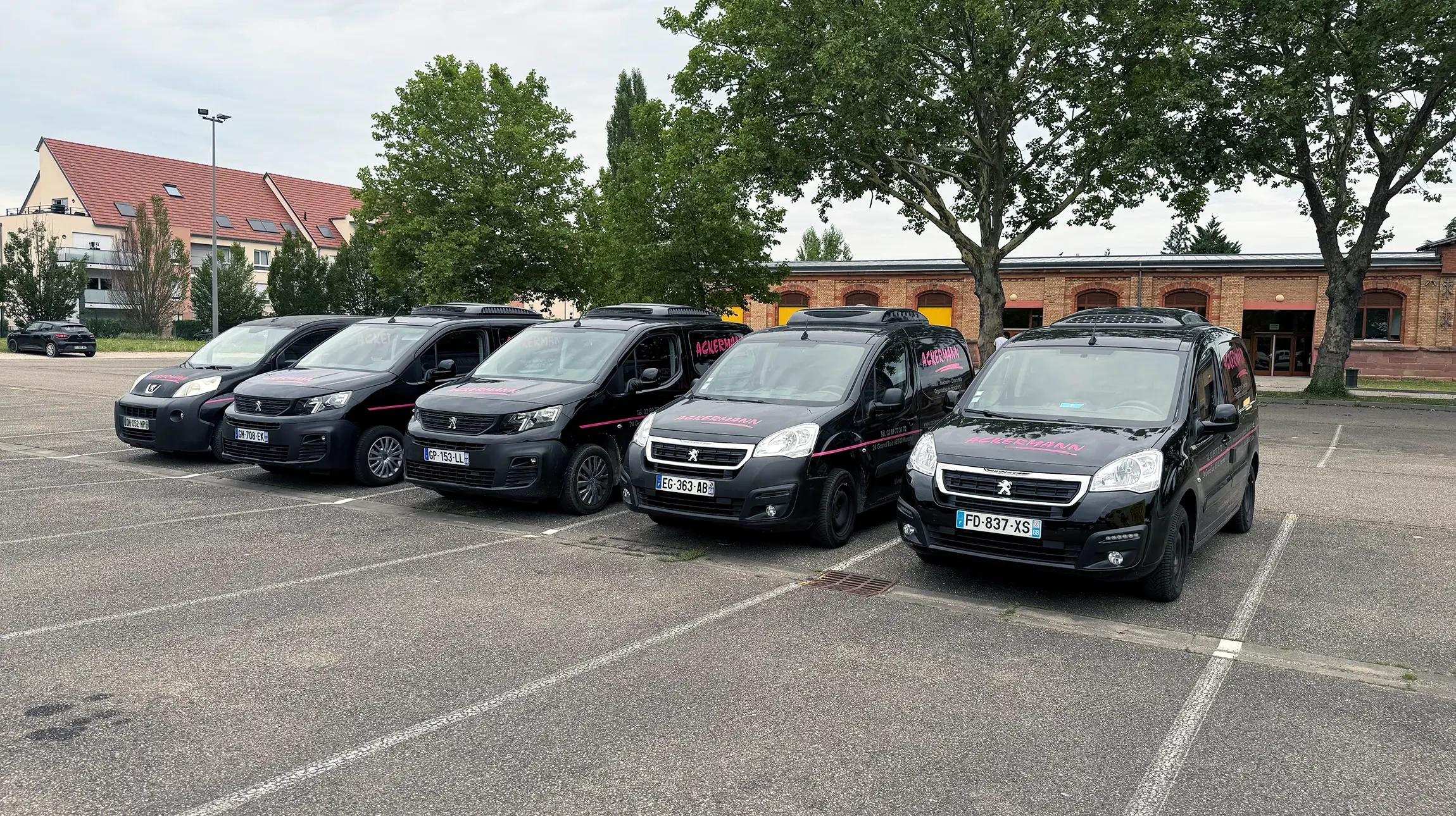 Souriant beau cuisinier mâle tenant un plat dans la cuisine du restaurant