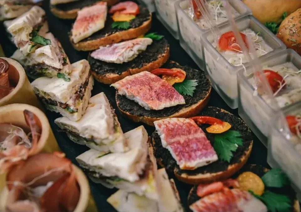 Scène extérieure de buffet traiteur élégant sur table en bois