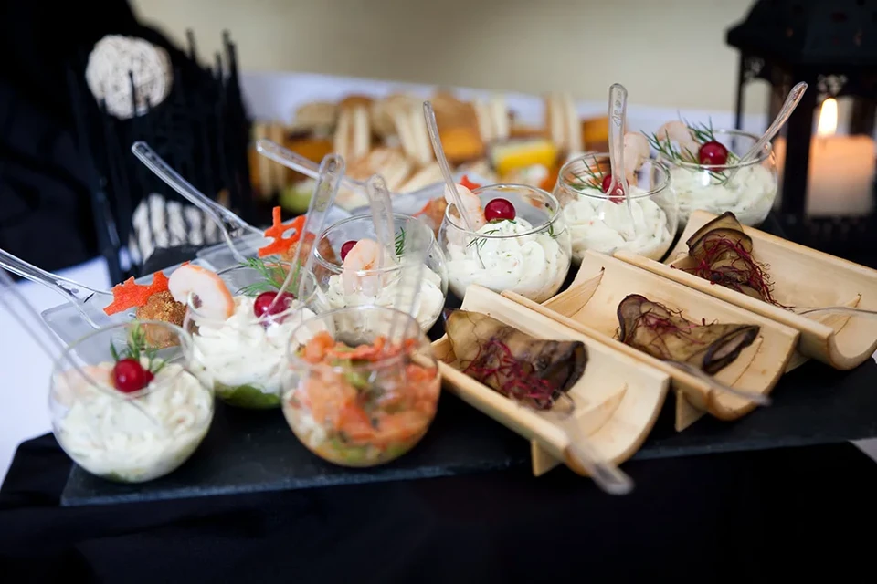 Image recadrée de grand-mère et petite-fille qui cuisinent en cuisine